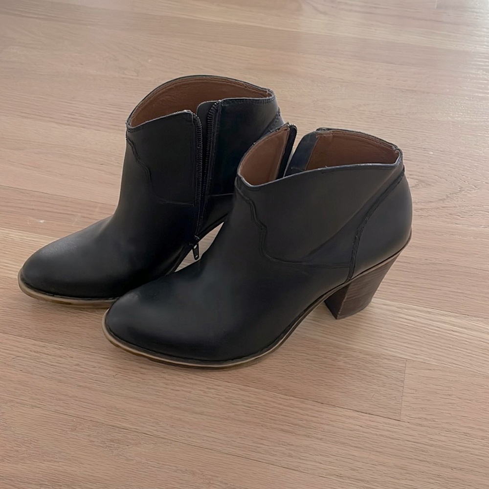 Lightly worn Lucky Brand western black booties size 7.5